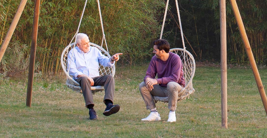 deux hommes discutent se balancent